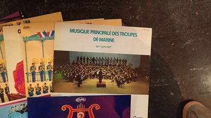 ***Lot de 8 disques 33t chants et musiques...