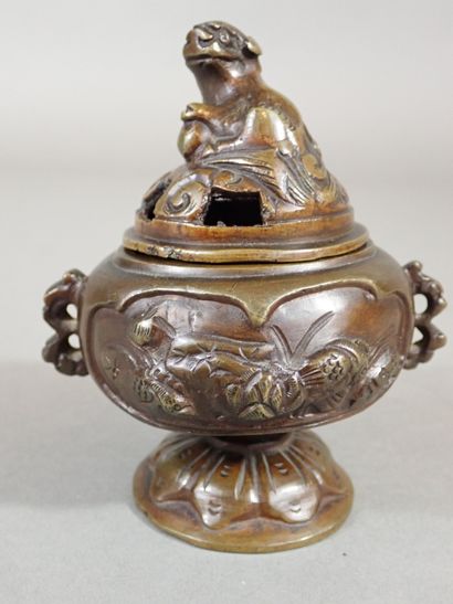 CHINE, Petit brule parfum en bronze patiné,...