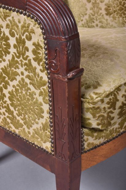 Paire de bergères en acajou sculpté et placage...