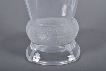 J.G. DURAND - France. Grand vase en cristal...