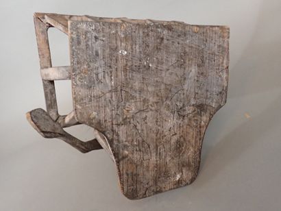 Afrique, Porteur de corbeille ajourée en...