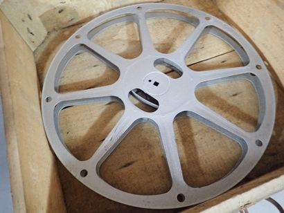 Caisse en bois RKO Radio-Films SA. Dim totales...
