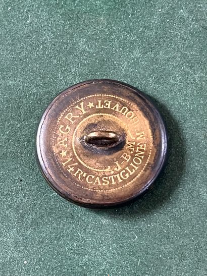 NOR. Bouton de tenue de l’équipage Drouet...