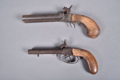 Ensemble de deux pistolets.
-Double canon...