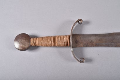 Épée courte de style. Pommeau en forme de...