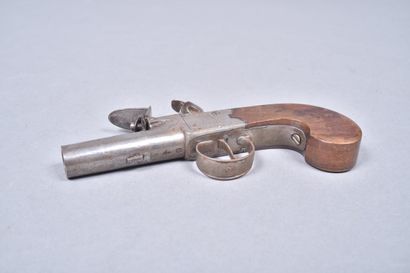 Petit pistolet à coffre par Forth à York.
Système...