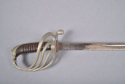 Sabre d’officier 1882.
Monture en fer et...