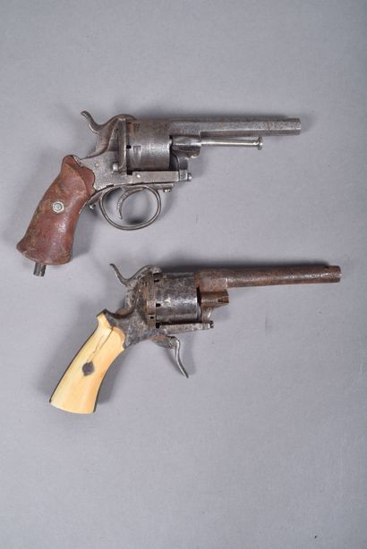 Réunion de deux revolvers.
Comprenant :
-Système...