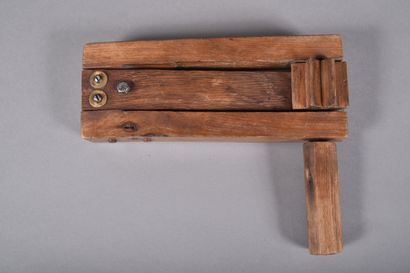 GB- Crécelle en bois. Longueur : 28 cm. Bon...
