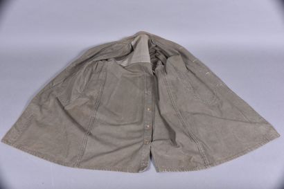 Manteau en toile verte fermant à un rang...