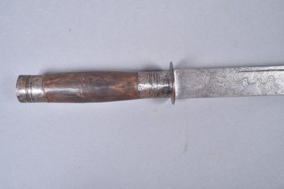 Asie du Sud Est.
Sabre courbe.
Fusée en bois...
