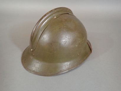 Casque Adrian mod 26, coque avec insigne...