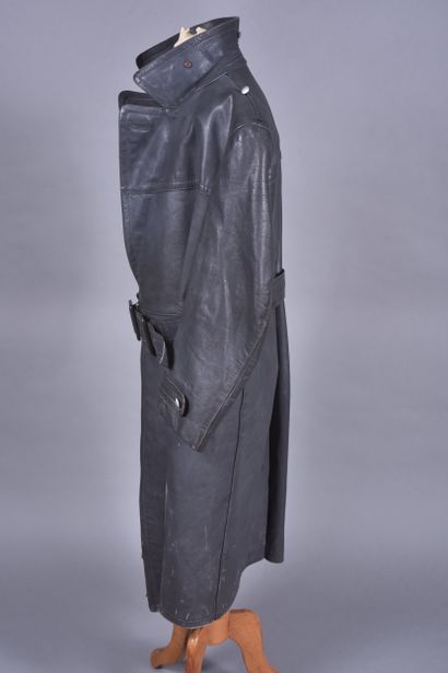 Manteau en cuir bleuté, avec sa ceinture...