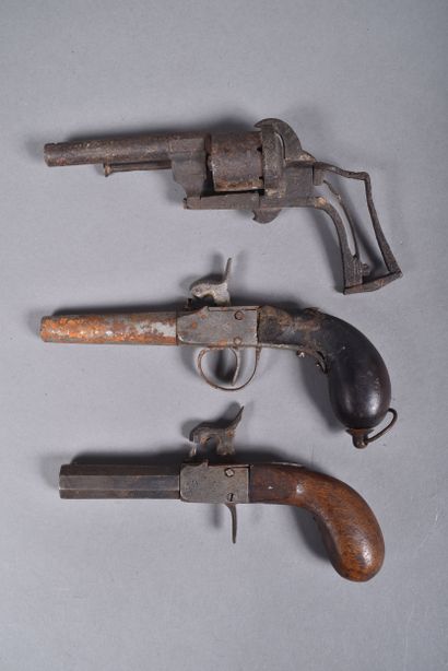 Ensemble de trois armes.
Comprenant :
-Pistolet...