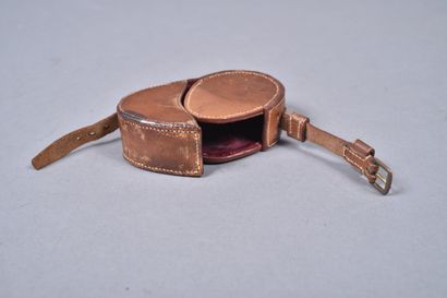 GB- Etui en cuir fauve pour boussole d’officier...