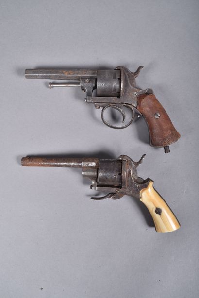 Réunion de deux revolvers.
Comprenant :
-Système...