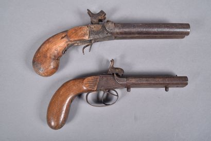 Ensemble de deux pistolets.
-Double canon...