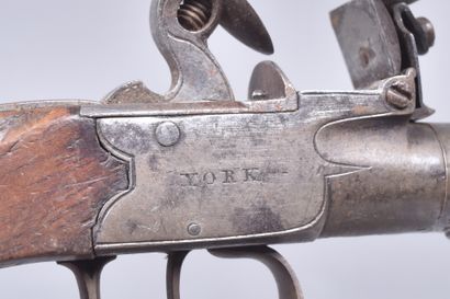 Petit pistolet à coffre par Forth à York.
Système...