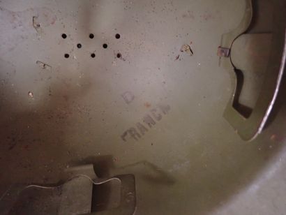 Casque Adrian mod 26, coque avec insigne...
