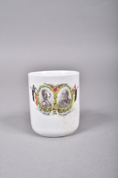 Tasse en porcelaine à décor des portraits...