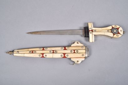 Couteau orientale de panoplie.
Monture et...