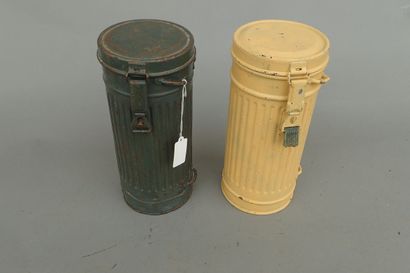 Deux étuis de masque à gaz allemands, datés...