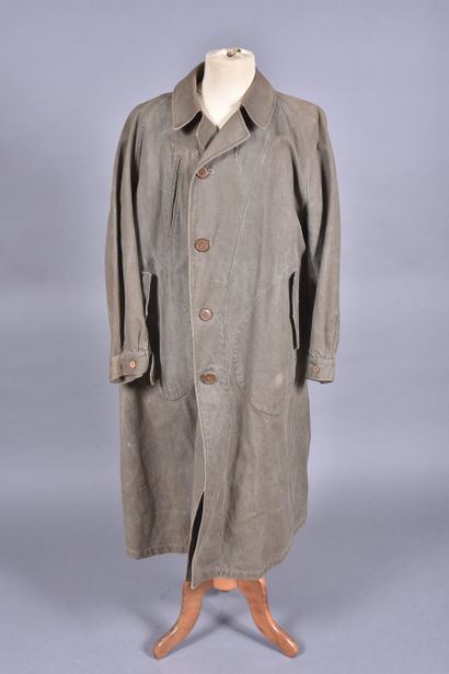 Manteau en toile verte fermant à un rang...