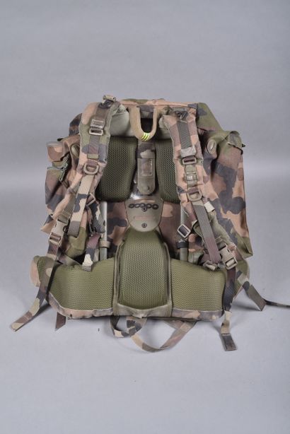 Très grand sac à dos militaire, année 2000.(dim....