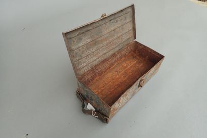 Petite caisse métallique avec poignée de...