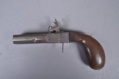 Pistolet à double canon.
Système à coffre...