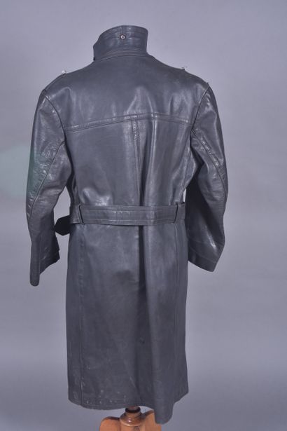 Manteau en cuir bleuté, avec sa ceinture...