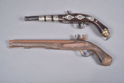 Deux pistolets à silex décoratif pour panoplie....