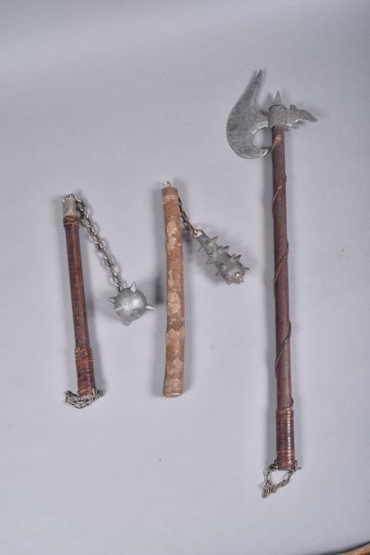 Hache et deux fléaux d’armes dans le goût...