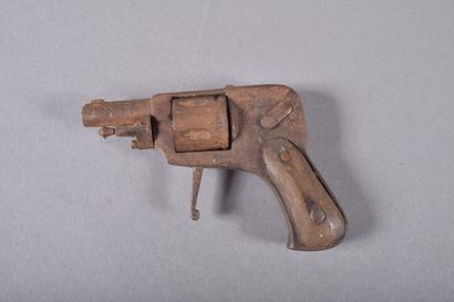 Revolver hammerless dit Bossu. Calibre 8...