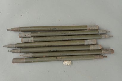 7 piquets de tente US en bois peint datés...