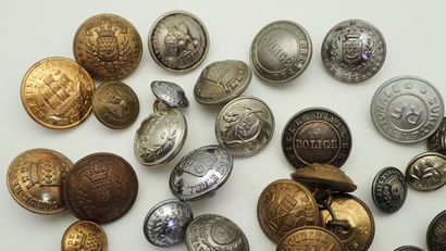 Forces de l'ordre, lot de 34 boutons dont...