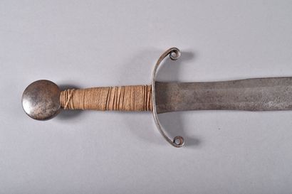 Épée courte de style. Pommeau en forme de...