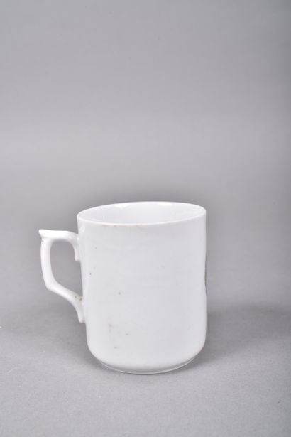 Tasse en porcelaine à décor d’une Croix de...