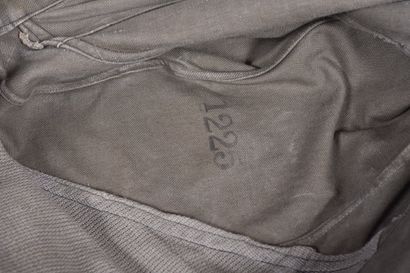 Manteau en toile verte fermant à un rang...