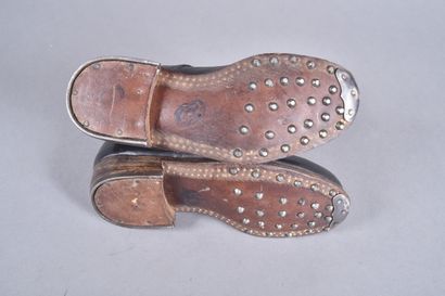 Paire de brodequins en cuir noir lisse. Semelles...