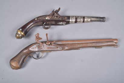 Deux pistolets à silex décoratif pour panoplie....