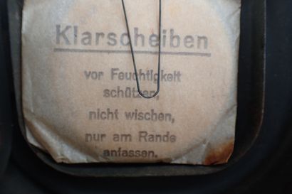Deux étuis de masque à gaz allemands, datés...