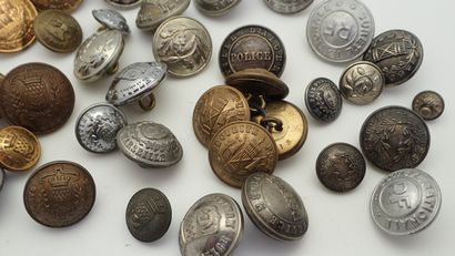 Forces de l'ordre, lot de 34 boutons dont...