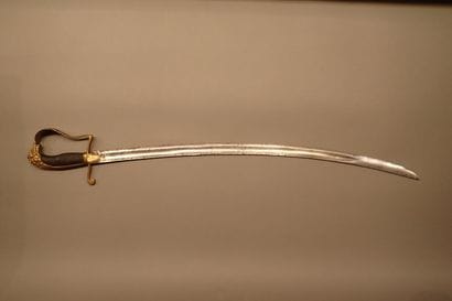 Sabre courbe attribué à la marine.
Monture...