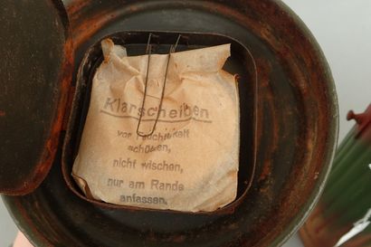 Deux étuis de masque à gaz allemands, datés...
