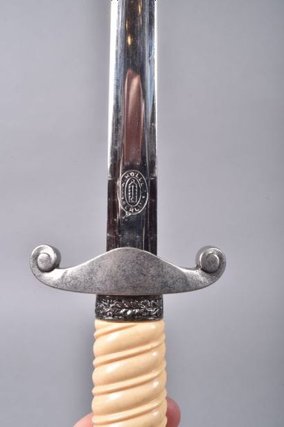 Belle reproduction d’une dague d’officier...