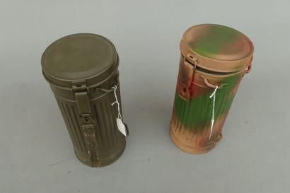 Deux étuis de masque à gaz allemands, datés...