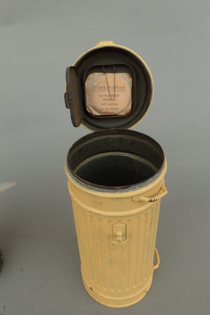 Deux étuis de masque à gaz allemands, datés...