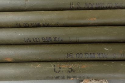 7 piquets de tente US en bois peint datés...