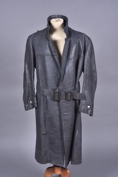 Manteau en cuir bleuté, avec sa ceinture...